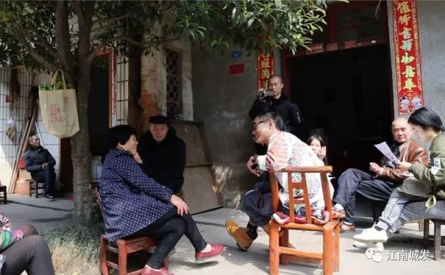 △ 趙明——“這次創(chuàng)作強調在地性、紀念性與參與性。我們針對問卷，以外來人的身份，來介入、想象生活在此地的居民，他們發(fā)生的故事和曾經(jīng)的生活狀態(tài)?！? data-=