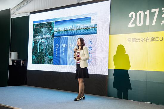常德市江南城市發(fā)展有限公司董事副總經(jīng)理谷穗則為現(xiàn)場(chǎng)觀眾介紹了這個(gè)投資超過(guò)200億元、面積300萬(wàn)平方、持續(xù)建設(shè)8到10年的沅水右岸如何建構(gòu)城市·人·生活三者之間的關(guān)系
